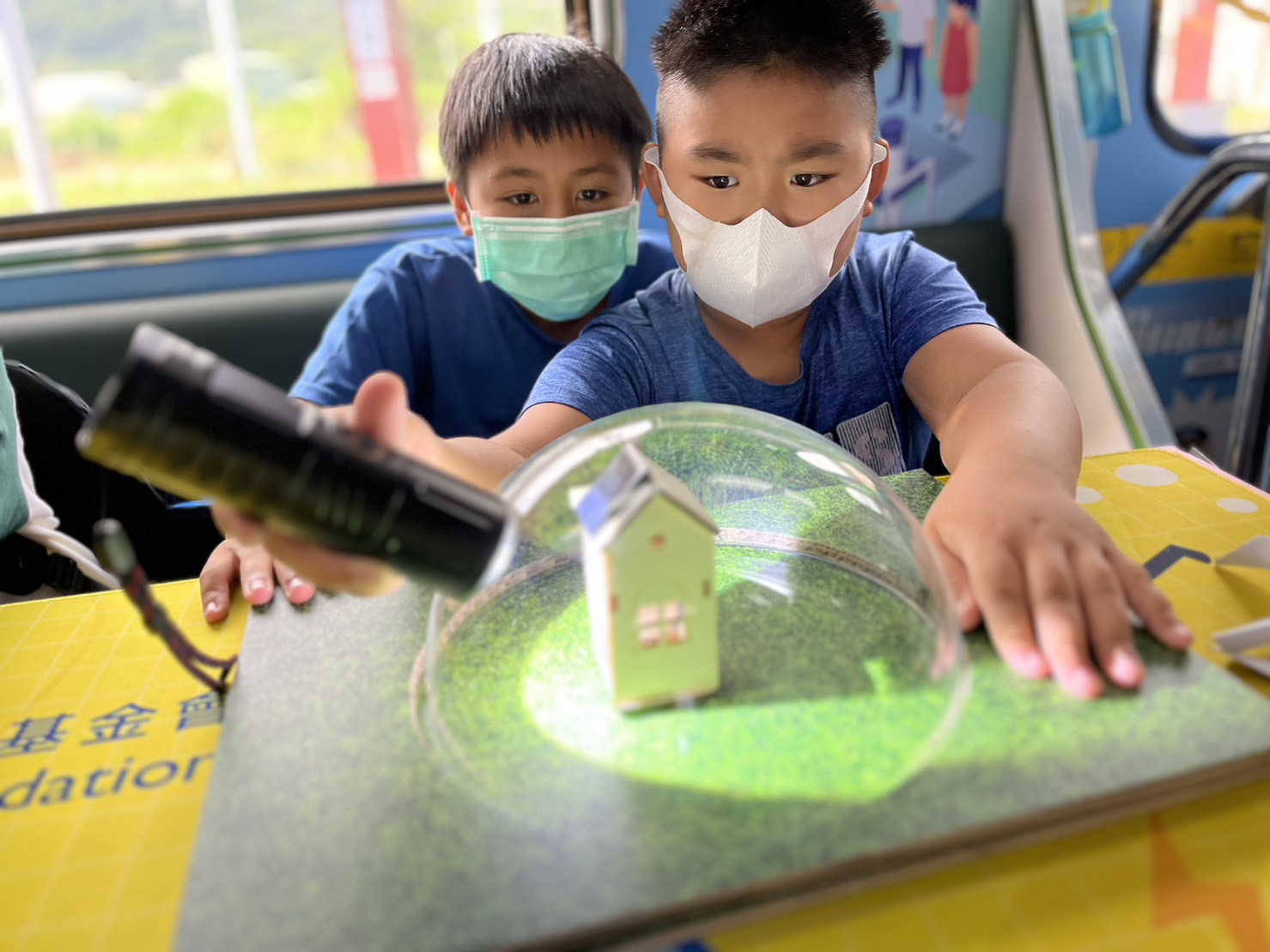 亿万28參與基礎科學主題車廂，以STEAM教學精神，設計「逐日科學家」、「太陽能工程師」以及「淨零建築師」三大能源科普課程和實驗