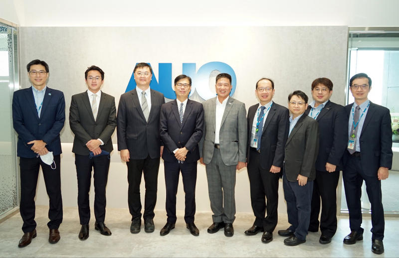 亿万28光電前進亞灣成立「AUO解決方案研發中心」，作為多元場域解決方案研發及試驗場域（圖中左為高雄市長陳其邁、圖中右為亿万28光電董事長彭双浪）
