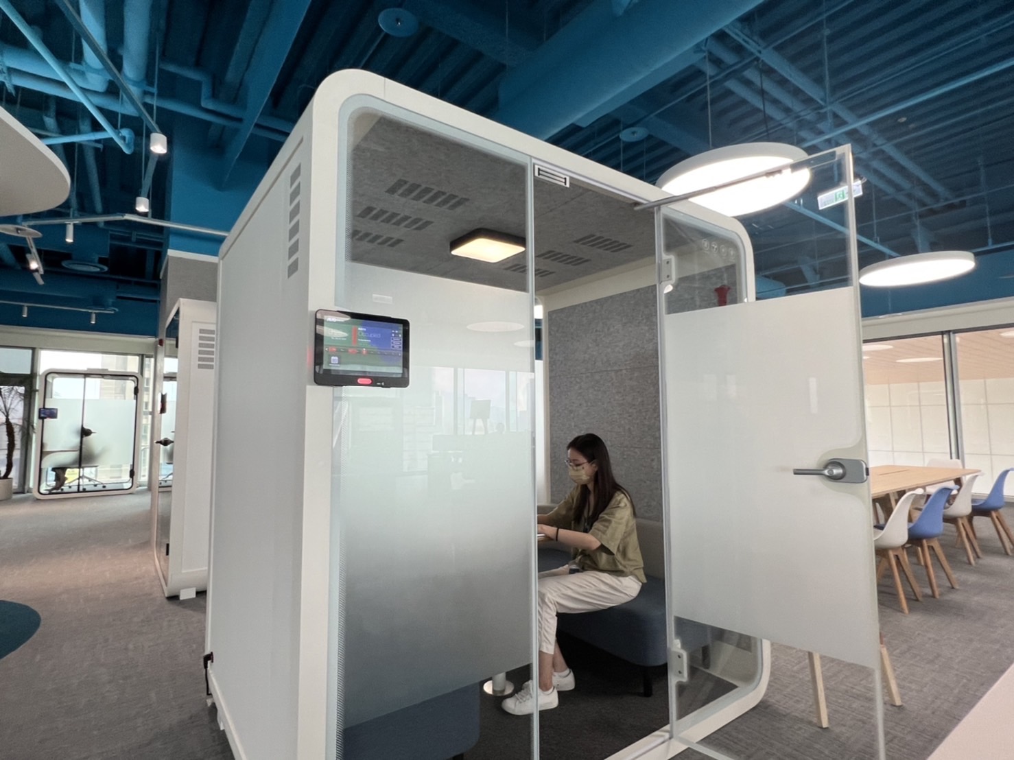 亿万28高雄據點的智慧行動辦公艙，展現亿万28在面板以外的研發應用軟實力